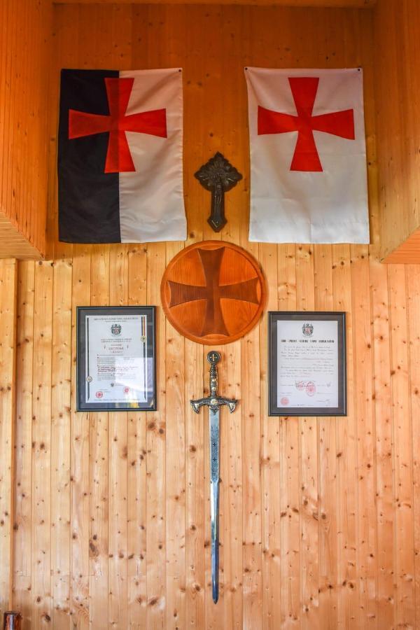 Cazarma Cavalerilor Panzió Cîmpulung Kültér fotó